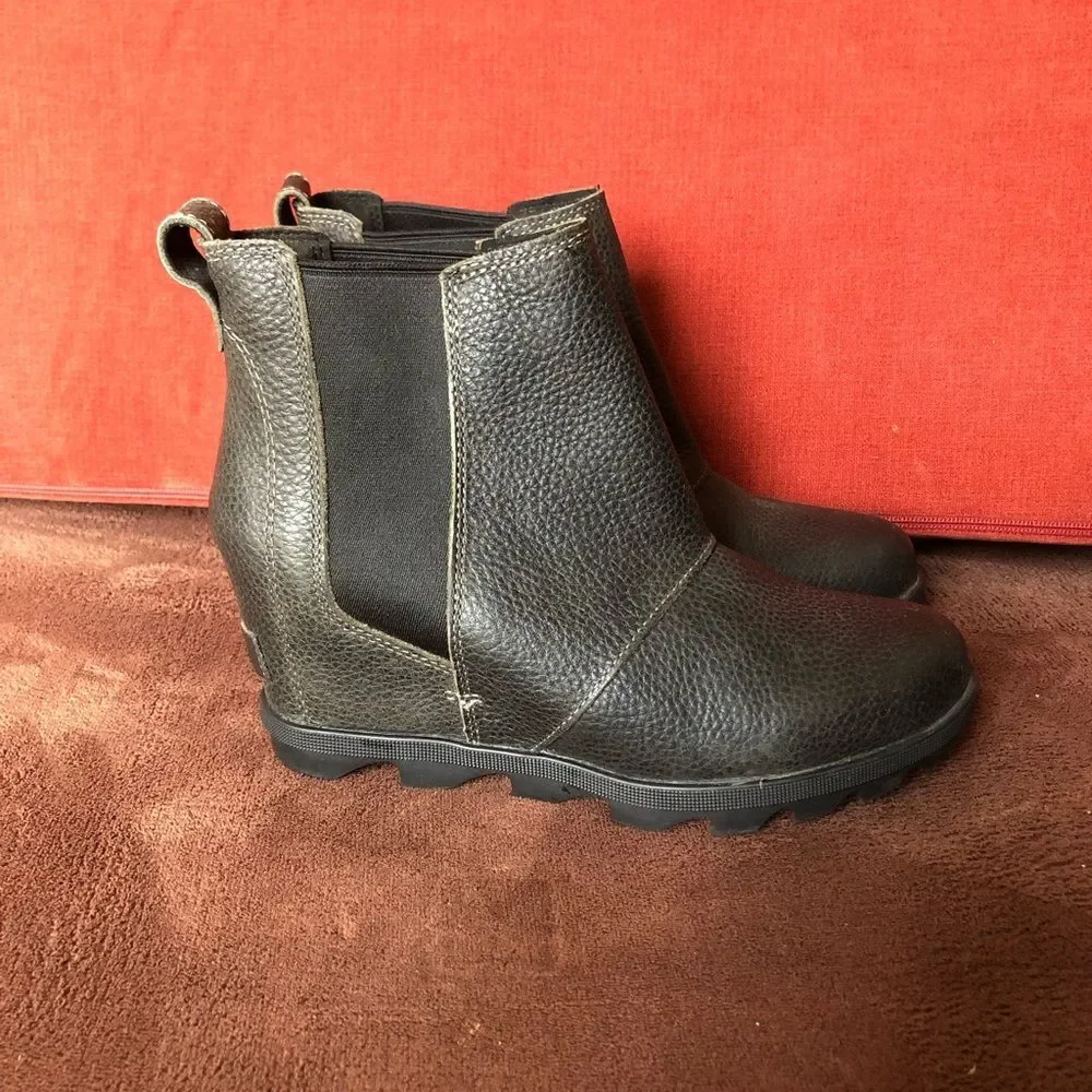 Sorel Women's Joan of Arctic Wedge II Chelsea Boots Pebbeled Leather 8.5